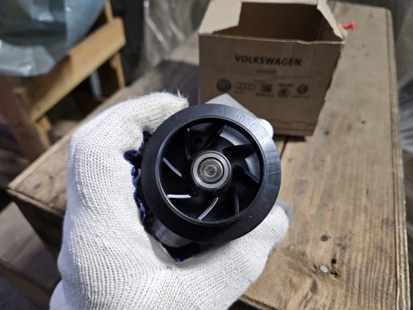 03L121011P Помпа водяна VAG