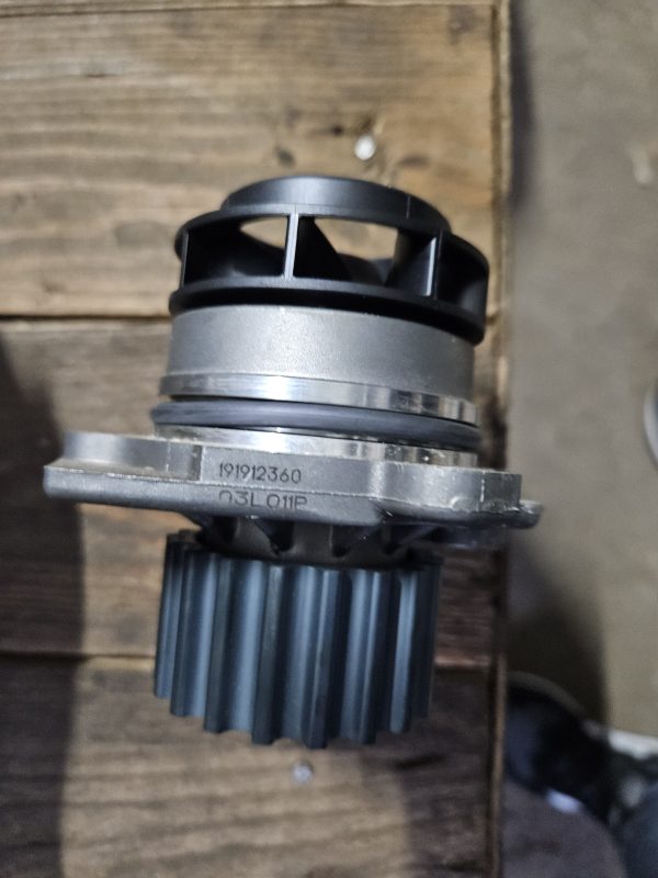 03L121011P Помпа водяна VAG