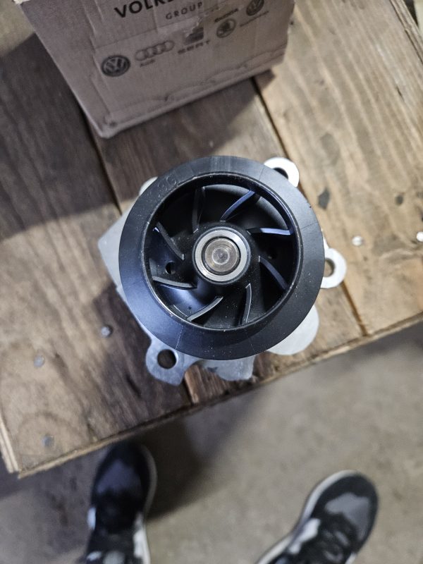 03L121011P Помпа водяна VAG