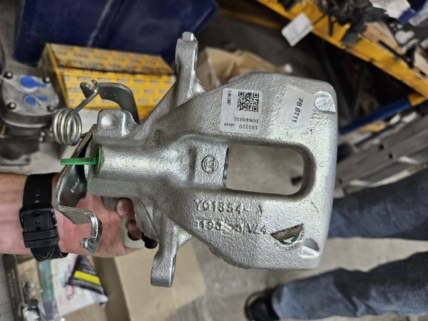 photo_5388873304719955490_w 1843320 Супорт задній правий Форд Транзит Ford