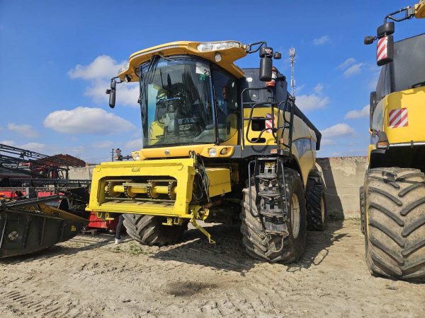 Комбайн зернозбиральний New Holland-CX8090 (с.н.321636005)
