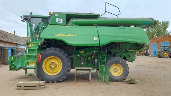 Комбайн зернозбиральний John Deere-9880STS
