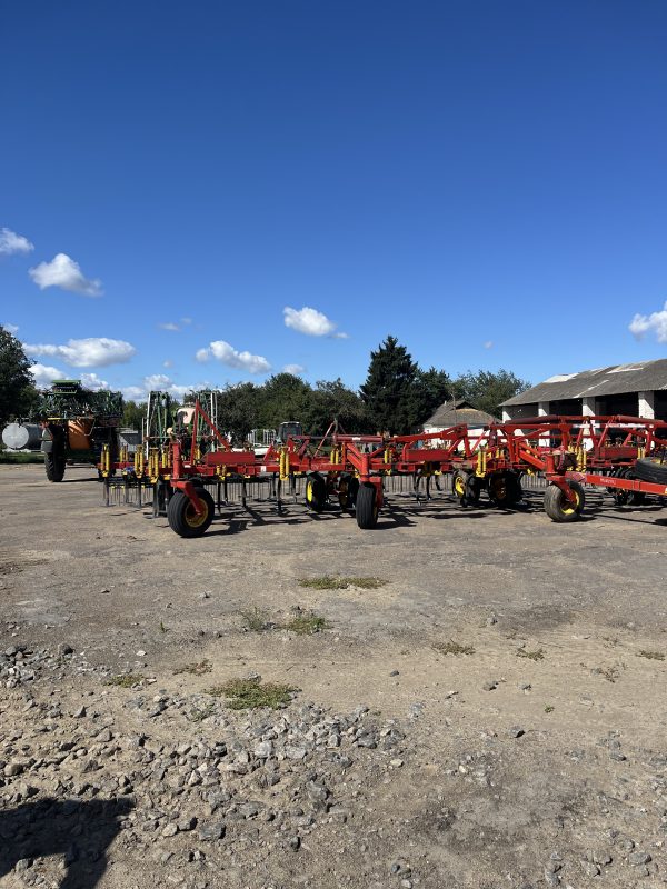 Культиватор суцільного обробітку Bourgault 8810-35 (18 м)