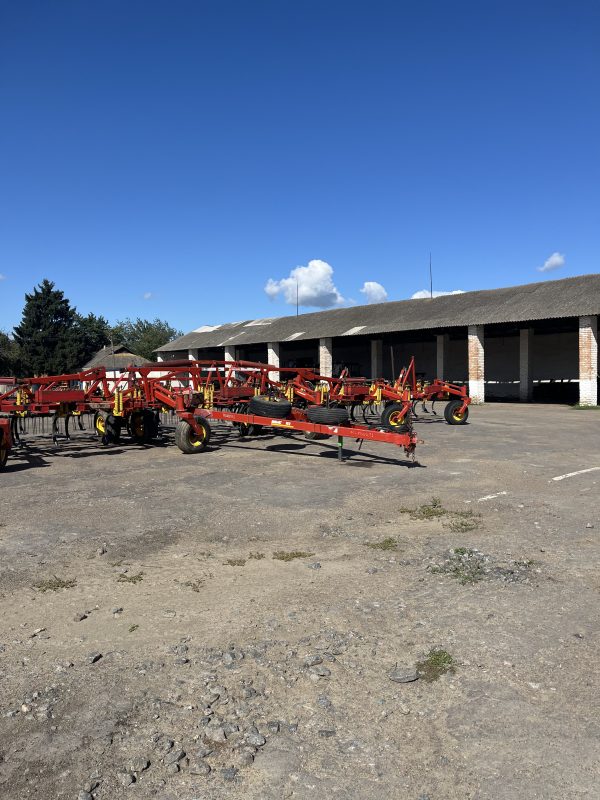 Культиватор суцільного обробітку Bourgault 8810-35 (18 м)