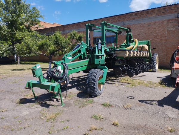 Просапна 16-рядна причіпна пневматична сівалка Great Plains YP-1625AHD-32TR70