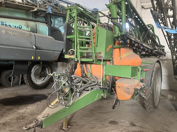 Причіпний обприскувач Amazone UX 3200