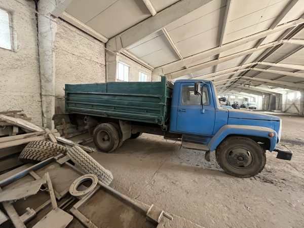 Вантажний автомобіль самоскид ГАЗ-САЗ-3507