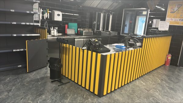 Барна стійка Барна стійка вздовж зони видачі товару