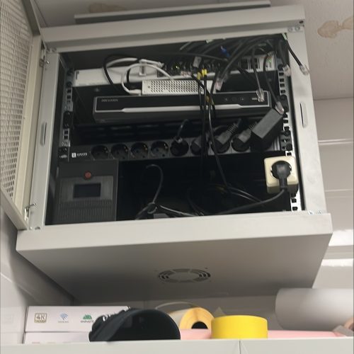 Комутатор 1 Комутатор Smart L2+ 24xGbE 4xSFP+PoE 195 Вт 128 Гбіт/с HPE Aruba Instant On 1930 JL683A